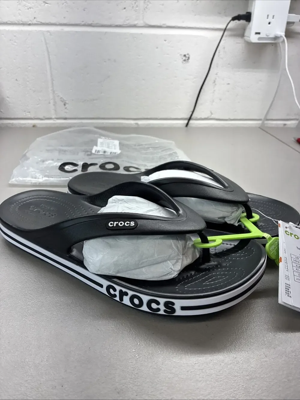 CROCS Unisex Bayaband Flip Flop Sandal, Black, M9/W11 - Brand New Mens 9